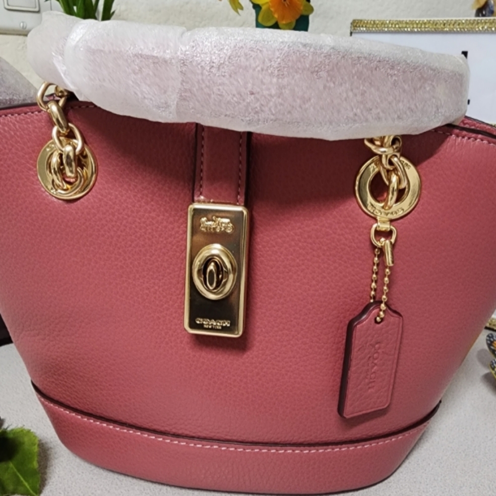 Coach LTHR LANE BCKT w/shoulder strap,Rouge;Never out of bag B4 pics! Gorgeous!
